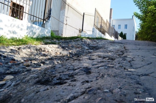 Наслідки зливи у Луцьку: дорога перетворилась у руїни. ФОТО 