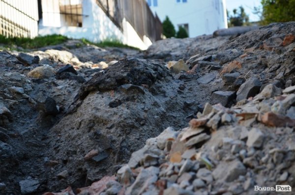 Наслідки зливи у Луцьку: дорога перетворилась у руїни. ФОТО 