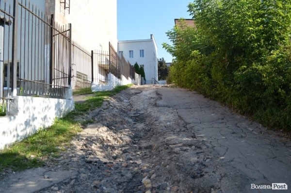 Наслідки зливи у Луцьку: дорога перетворилась у руїни. ФОТО 