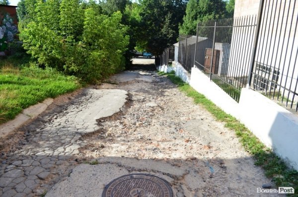 Наслідки зливи у Луцьку: дорога перетворилась у руїни. ФОТО 