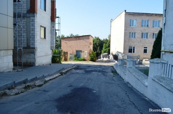 Наслідки зливи у Луцьку: дорога перетворилась у руїни. ФОТО 