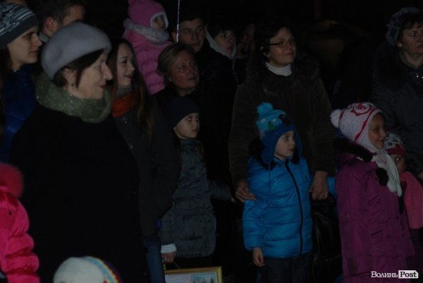 У Луцьку поєднали колядки і фаєр-шоу. ФОТО