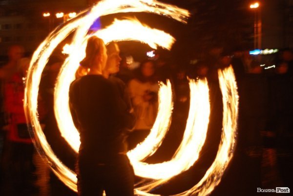 У Луцьку поєднали колядки і фаєр-шоу. ФОТО