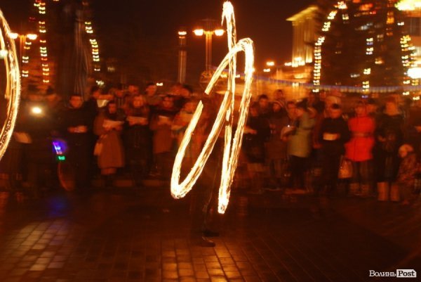 У Луцьку поєднали колядки і фаєр-шоу. ФОТО