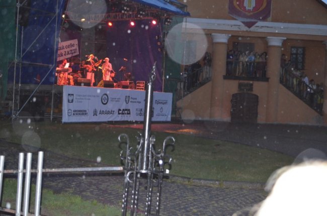 Злива і витончена музика: перший день фестивалю джазу у Луцьку. ФОТО