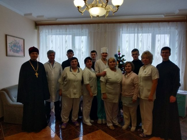 Очільнику луцької райлікарні колядники подарували ікону. ФОТО 