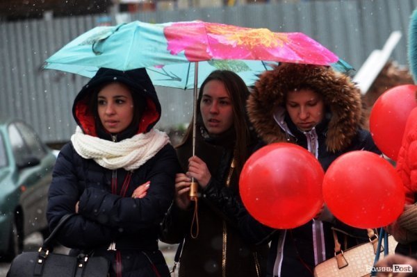 Луцькі студенти принесли прокурору області коктейль Молотова та бруківку. ФОТО