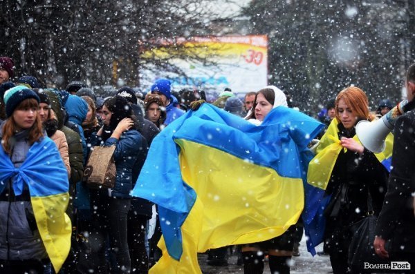 Луцькі студенти принесли прокурору області коктейль Молотова та бруківку. ФОТО