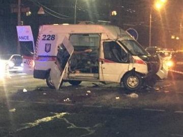 В лікарні – троє дітей: в Києві трапилась смертельна аварія за участю «швидкої». ФОТО