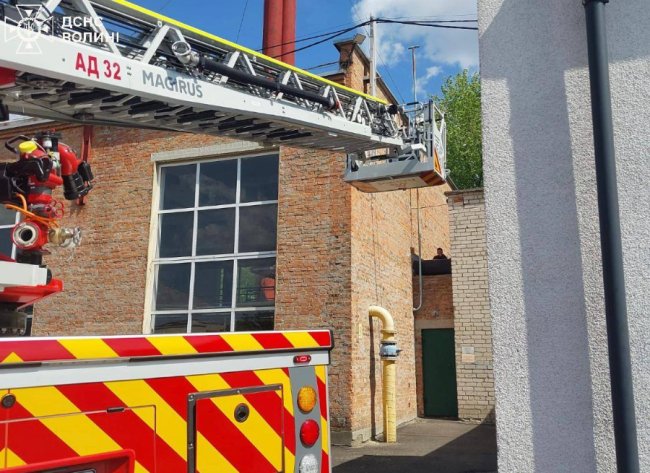 На Волині 13-річний хлопець виліз на дах будівлі та не міг самостійно злізти