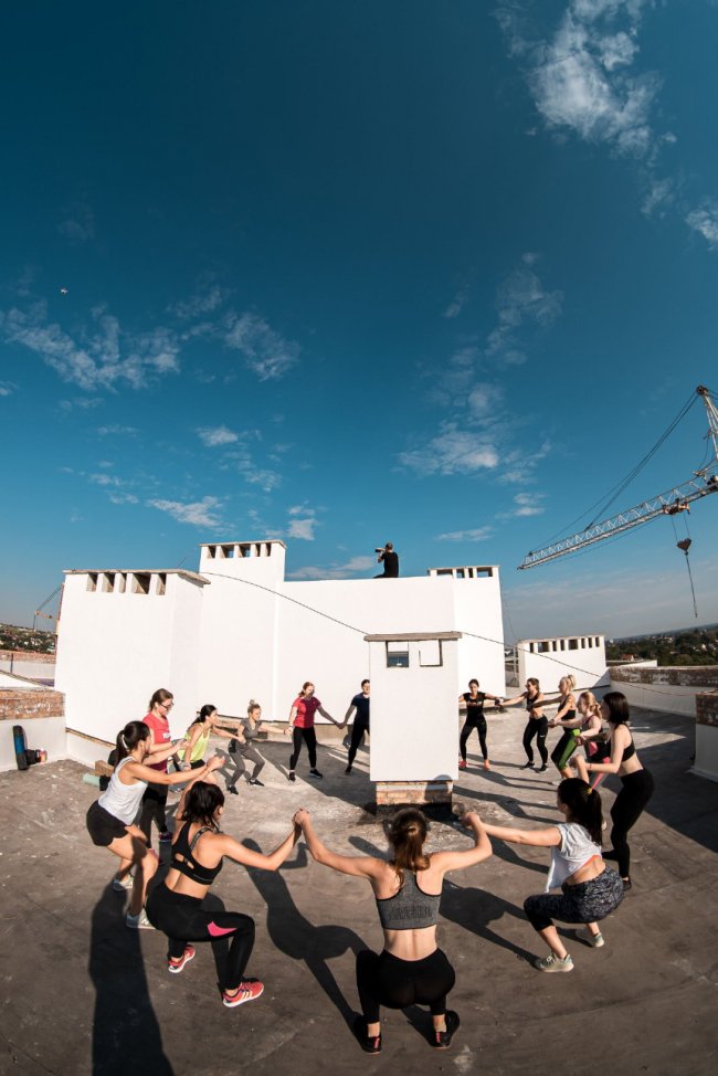 «Дух захоплювало від безмежності простору»: на даху «Супернови» влаштували ранкове тренування. ВІДЕО. ФОТО