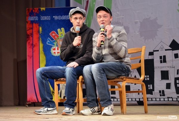 У Луцьку на КВНі ведучий заводив зал дикими танцями. ФОТО