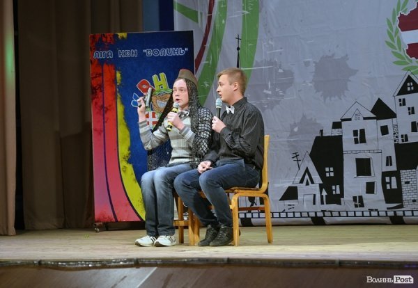 У Луцьку на КВНі ведучий заводив зал дикими танцями. ФОТО