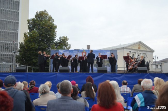 «Симфонія мого міста»: у центрі Луцька грали камерну музику. ФОТО