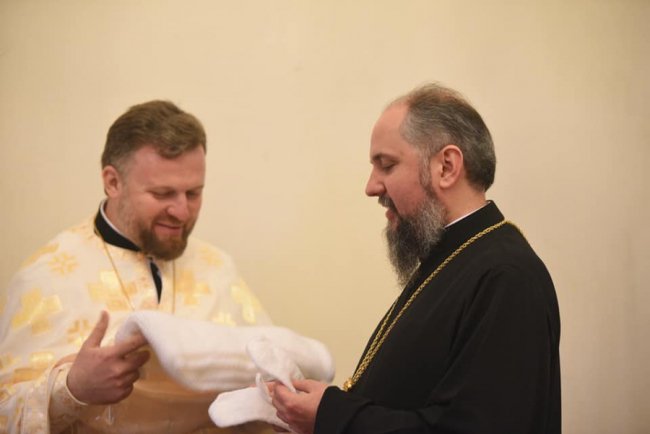 Бабуся з Волині зв'язала шарф та рукавиці для митрополита Епіфанія