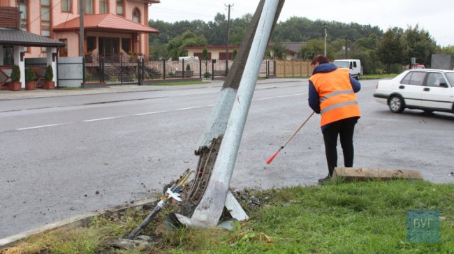 На Волині легковик збив дві електроопори. ФОТО