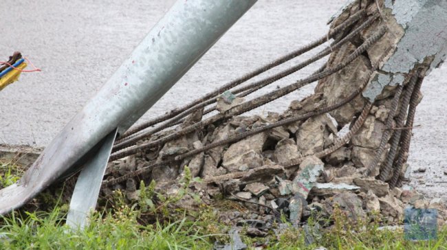 На Волині легковик збив дві електроопори. ФОТО