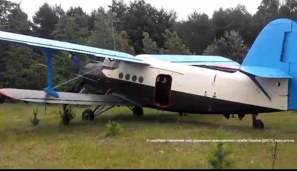 На Волині затримали літак, який перевозив бурштин, цигарки і зброю. ФОТО. ВІДЕО