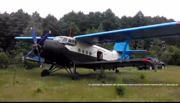 На Волині затримали літак, який перевозив бурштин, цигарки і зброю. ФОТО. ВІДЕО