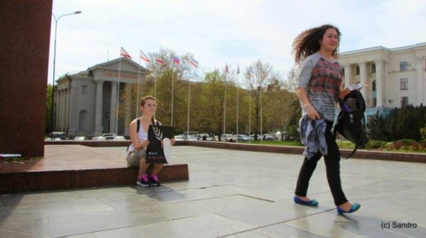 Кримчанка вийшла на одиночний пікет проти війни. ФОТО. ВІДЕО