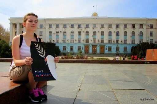 Кримчанка вийшла на одиночний пікет проти війни. ФОТО. ВІДЕО