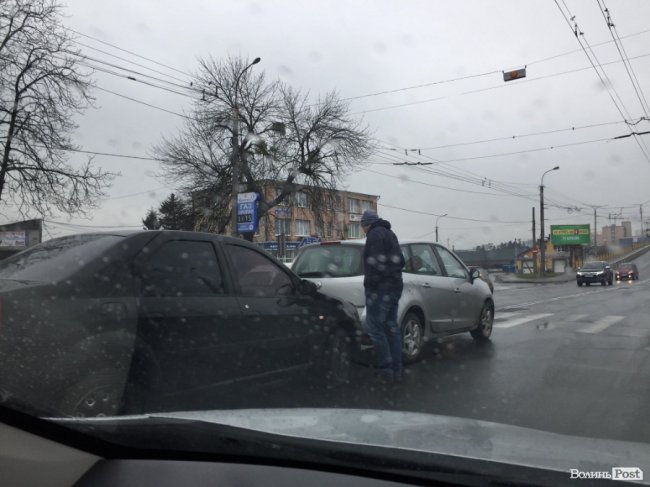 Ранкова аварія у Луцьку: стукнулись два Renault. ФОТО