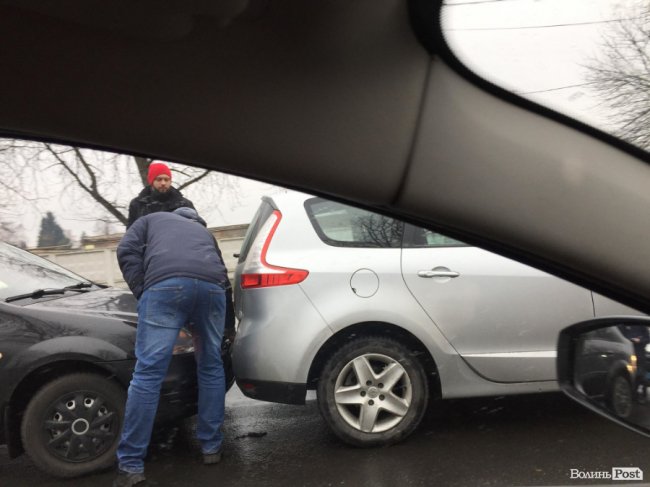 Ранкова аварія у Луцьку: стукнулись два Renault. ФОТО