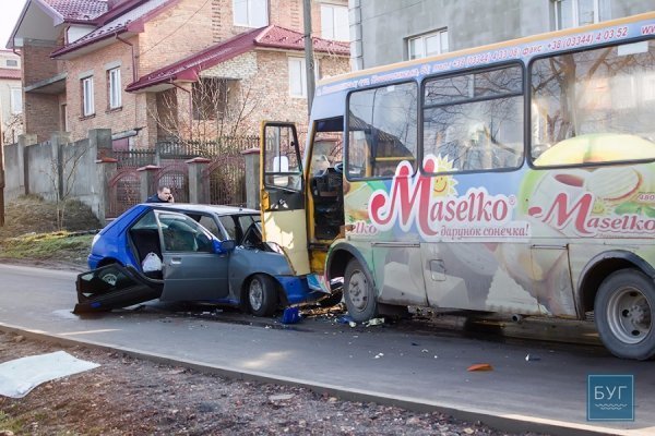 В Нововолинську Форд не розминувся з маршруткою. ФОТО