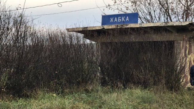 Уже три тижні у двох селах біля Луцька на узбіччі лежать конструкції старих-нових зупинок