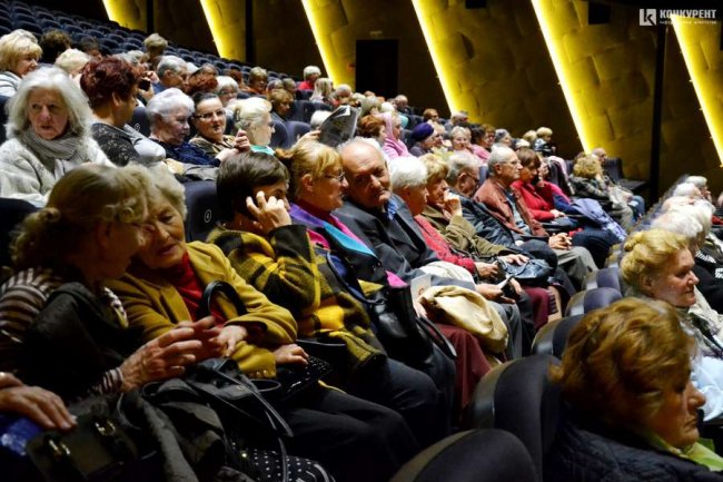 У луцькому «Промені» пенсіонери переглянули український документальний фільм