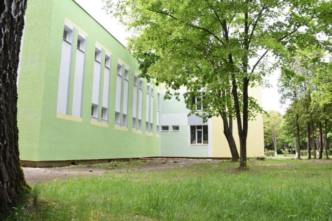 У Луцьку завершують капремонт фасаду дитячої художньої школи. ФОТО