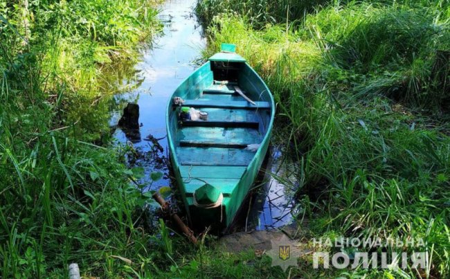 На волинському озері чоловік незаконно ловив рибу. ФОТО