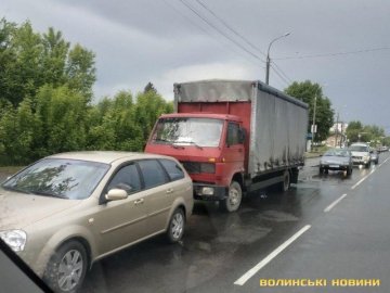 Аварія у Луцьку: вантажівка в'їхала у легковик