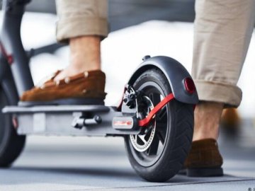 Багаторічний юзер елетросамокатів розповів, що необхідно знати лучанам, аби «пересісти» на цей вид транспорту. ВІДЕО