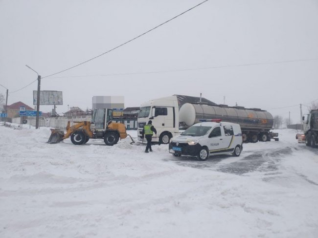 Волинські поліцейські витягнули легковик зі снігового замету. ФОТО