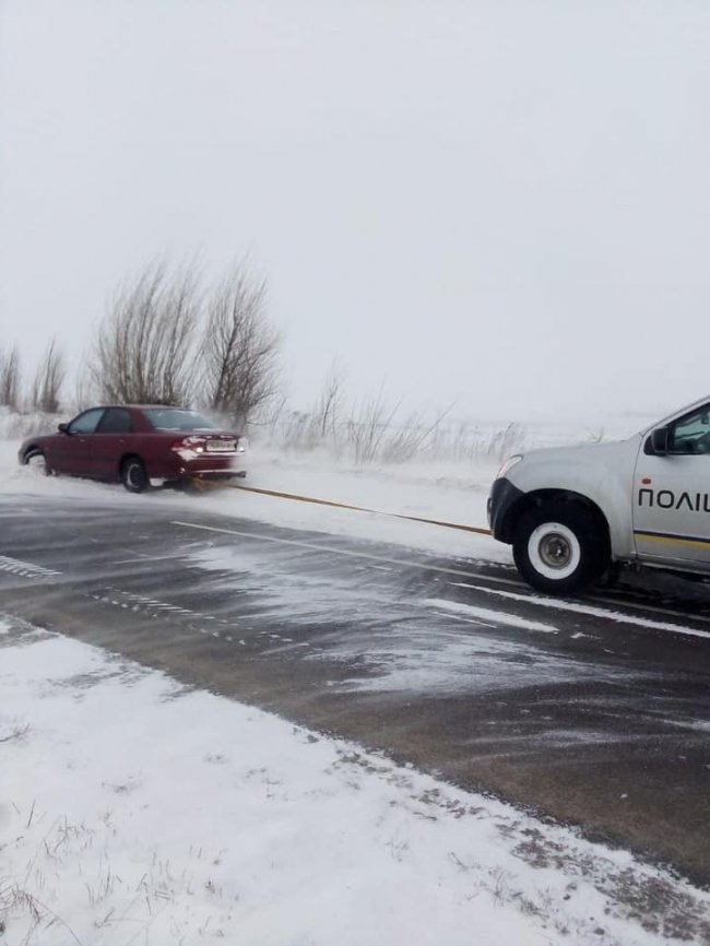 Волинські поліцейські витягнули легковик зі снігового замету. ФОТО