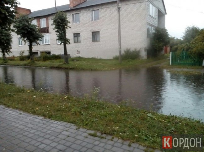 Захаращена каналізація: у волинському місті негода затопила вулицю. ФОТО