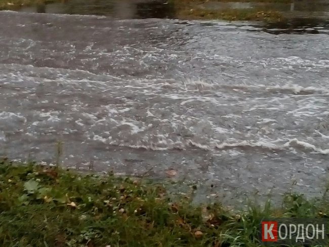 Захаращена каналізація: у волинському місті негода затопила вулицю. ФОТО