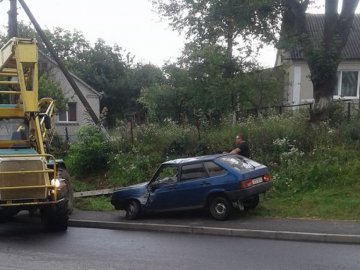 На Волині авто влетіло в електроопору. ФОТО
