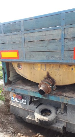 Відомо, кому належить автомобіль, який зливав «смердючки» на Львівській. ФОТО