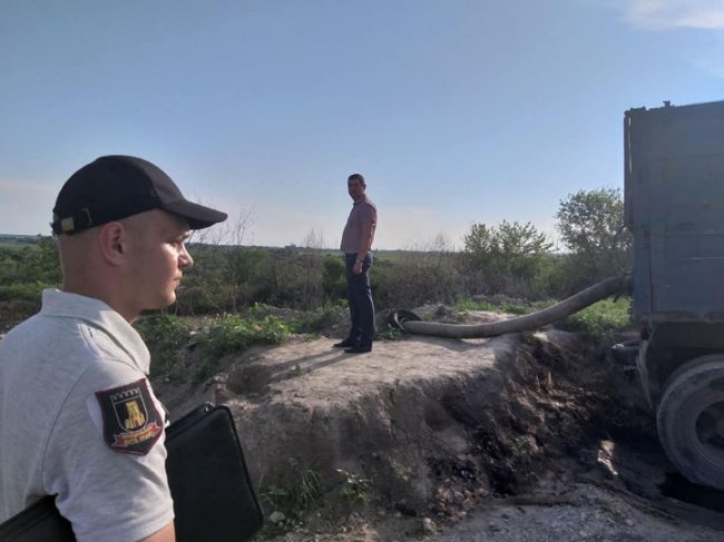 Відомо, кому належить автомобіль, який зливав «смердючки» на Львівській. ФОТО