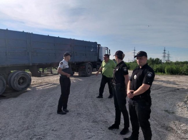 Відомо, кому належить автомобіль, який зливав «смердючки» на Львівській. ФОТО