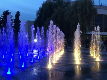 У центрі Луцька облицьовують гранітом музичний фонтан. ВІДЕО 