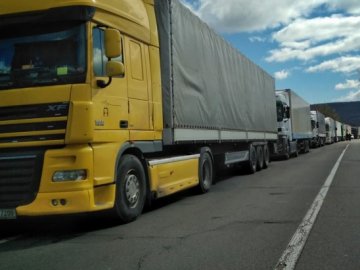 На «Ягодині» - черги із вантажівок