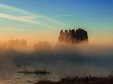 Чарівний туманний світанок у Луцьку. ФОТО