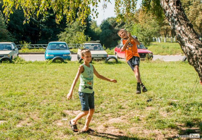 «Хто живе на ЛПЗ, тому у житті везе»: день на луцькому районі контрастів. ФОТО