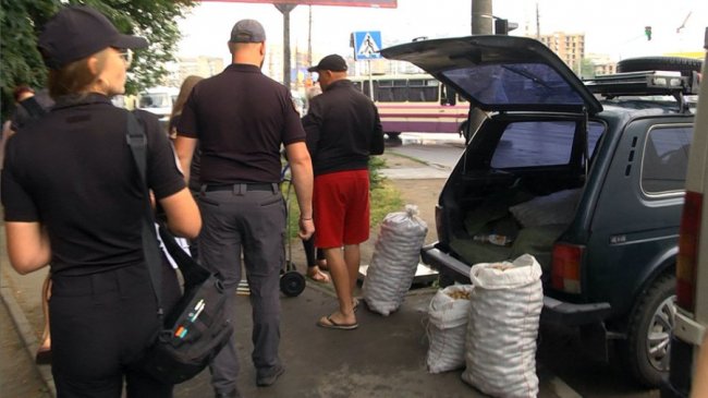 У Луцьку штрафують та вилучають товар у продавців, які торгують на тротуарах і з авто. ВІДЕО