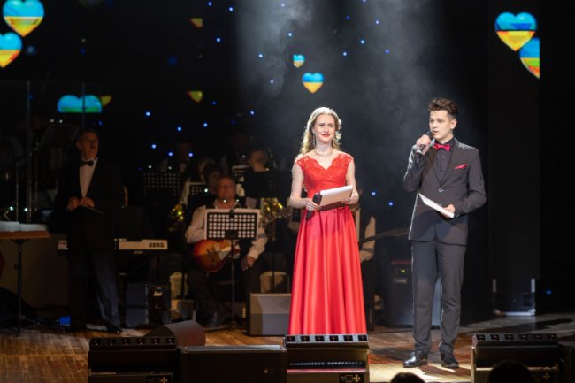 Концерт до Дня закоханих у волинському театрі зібрав аншлаг. ФОТО. ВІДЕО