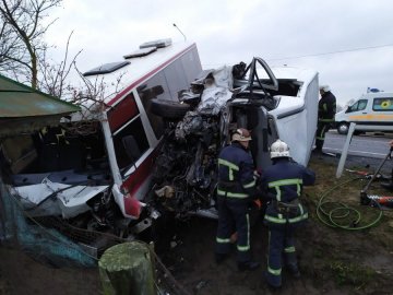 Автотроща на Волині за участю маршрутки та буса: двох водіїв вирізали рятувальники. ФОТО