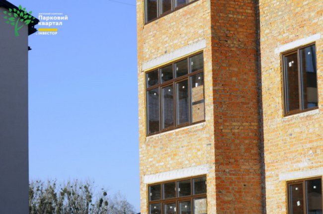 У другому будинку ЖК «Парковий квартал» встановлюють вікна та монтують дах. ФОТО*